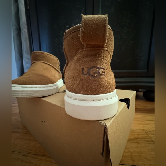 UGG Alameda booties! Slip-on silhouette and with plush sheepskin lining - Picture 5 of 6